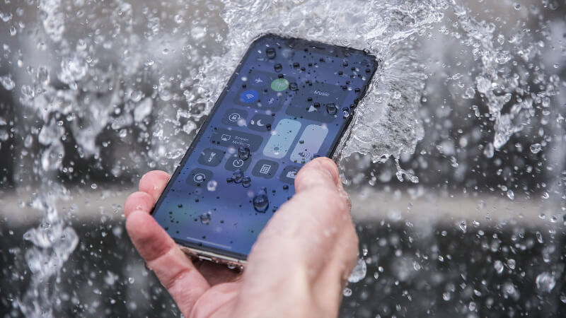 iPhone rơi xuống nước có thể là nguyên nhân khiến chân sạc lỏng điện