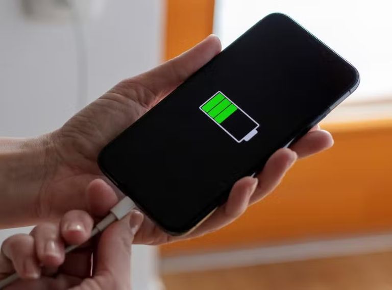 Sạc không lên pin là dấu hiệu cho thấy lỗ cắm sạc iPhone bị lỏng